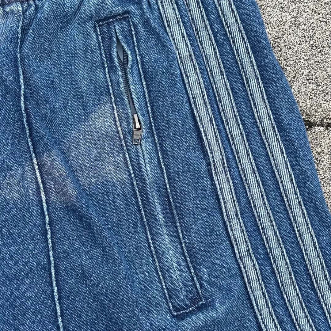 𝟬𝟱𝟰𝟳#Exclusive real shot/difference between various stolen pictures and online picture versions on the market [𝗔𝗱𝗶𝗱𝗮𝘀Adidas Song Yuqi Same Style Clover American Trendy Denim Shorts] ✅Full set of 1:1 customized accessories ➕Customized three-label ➕𝗬𝘂𝗮𝗻 version hang tag ➕𝗹𝗼𝗴𝗼 packaging bag🔥 ➕Scan the tag to enter the official website. ✅Top Original version, ins Xiaohongshu Dewu Kuaishou and many bloggers wear it. ✅Washed denim + three-stripe design, the clover logo is super recognizable✨. Loose fit, comfortable to wear and Breathable, suitable for summer commuting, leisure, and sports! With Versatile attributes, it can be worn casually and easily switch between street or vacation styles. It is a must-have item in your summer wardrobe! Color: Blue Size: xs-x L